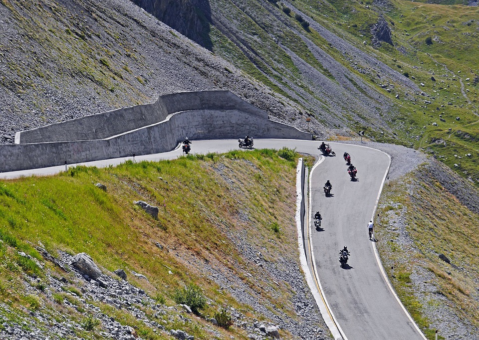 Des partenaires de route ayant déjà un groupe de moto et cherchant de nouveaux motards à y intégrer.